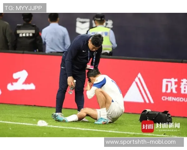 比甲比赛因球迷投掷水杯击中主裁在第87分钟意外中止引发热议 比甲比赛因球迷投掷水杯击中主裁在第87分钟意外中止引发热议